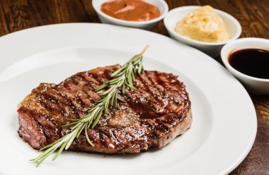 Taze lezzetli biftek.