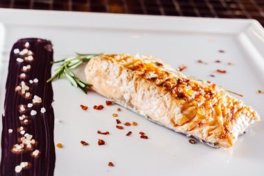 Lezzetli balık biftek sosu ile