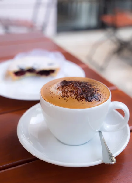 Cappuccino quente no copo — Fotografia de Stock