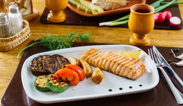 Bistecca di salmone con verdure — Foto Stock
