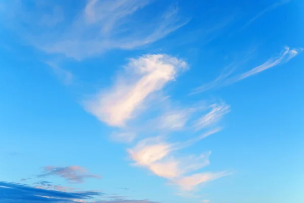 Beau ciel bleu avec des nuages — Photo