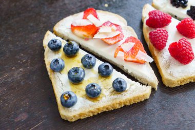 Kahvaltı tost çilek ile
