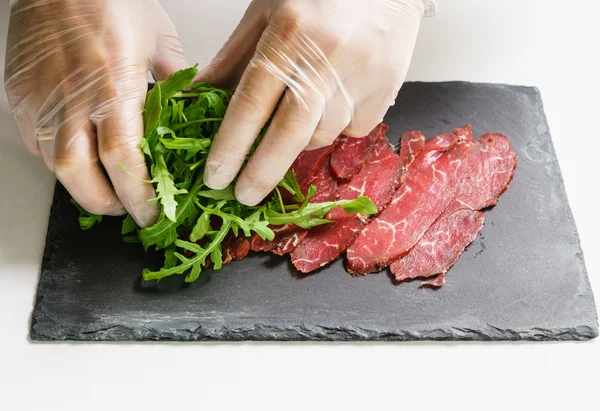 Chef haciendo carpaccio de ternera — Foto de Stock