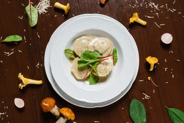 Delicioso ravioli com cogumelos — Fotografia de Stock