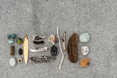 Kum zemininde taşlar