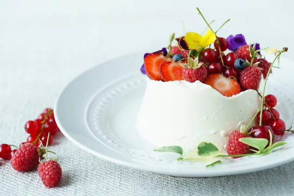 Tasty dessert with berries — Stock Photo, Image