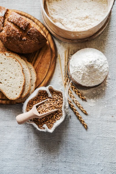 Tarwe en meel op tafel — Stockfoto