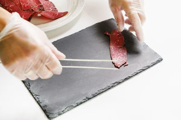 シェフの作る牛肉のカルパッチョ — ストック写真