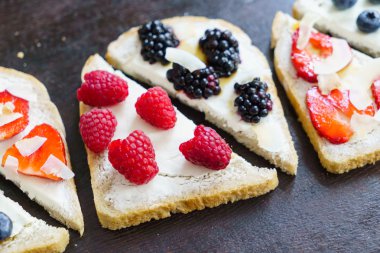 Kahvaltı tost çilek ile