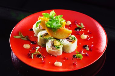 Özgün lezzetli suşi rulo