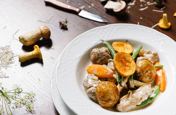 Viande avec champignons dans l'assiette — Photo