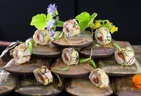 Sushi asiático con fresas —  Fotos de Stock