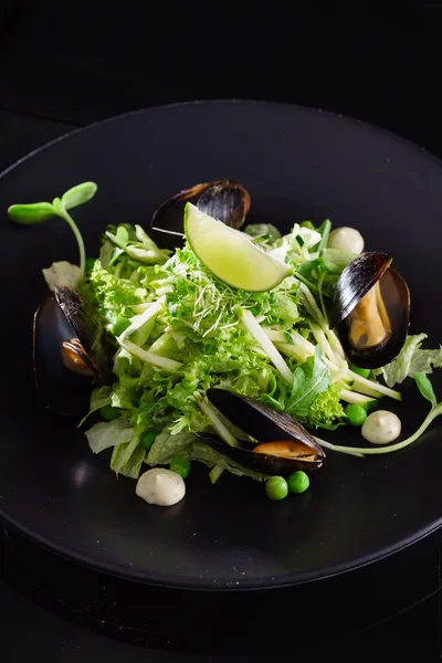 Heerlijke salade met mosselen — Stockfoto