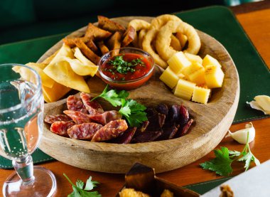 Çeşitli lezzetli mezeler