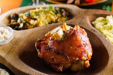 Kızarmış lahana ile eisbein