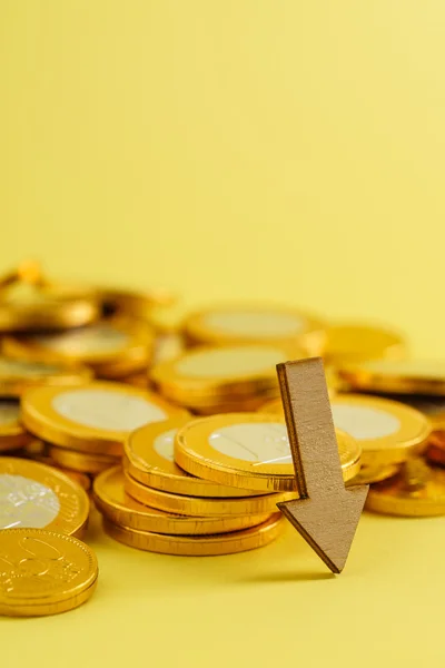 Monedas de euros con flecha — Foto de Stock