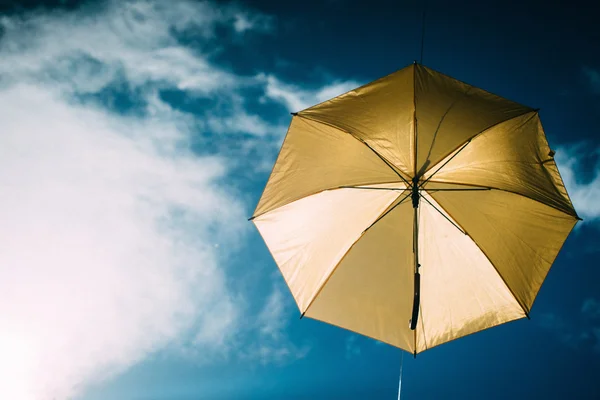 Paraplu tegen bewolkte hemel — Stockfoto