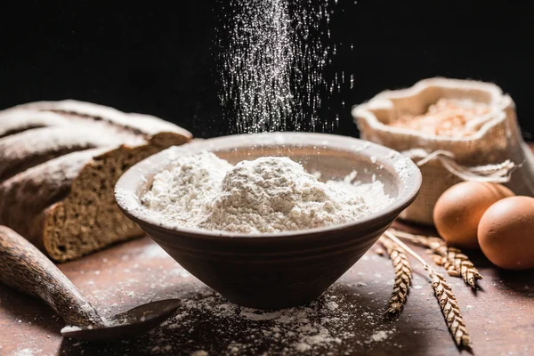 Mengeja tepung dalam mangkuk — Stok Foto