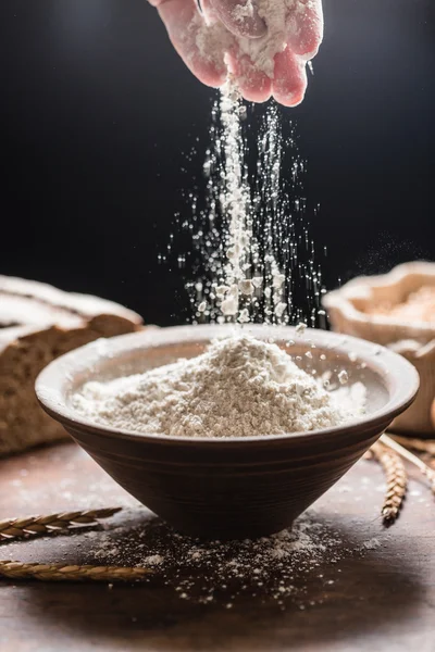 Dinkelmehl in Schüssel — Stockfoto