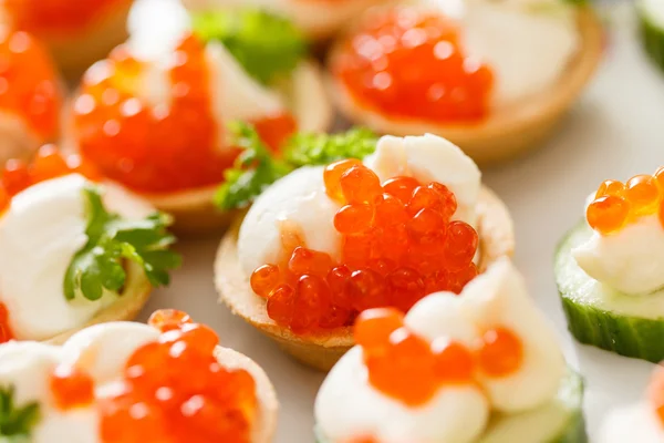 Sabrosos canapés con caviar — Foto de Stock