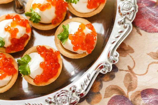 Canapés saborosos com caviar — Fotografia de Stock