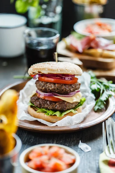 Plaka üzerinde lezzetli burger — Stok fotoğraf