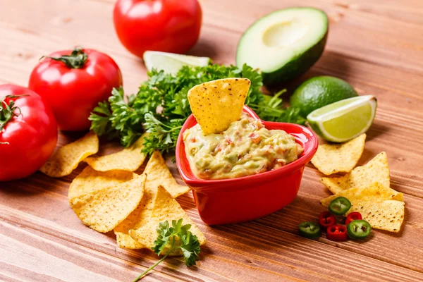 Avokado ile lezzetli guacamole — Stok fotoğraf