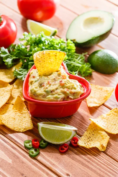 Köstliche Guacamole mit Avocado — Stockfoto