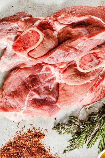Мясо с зеленью и специями — стоковое фото