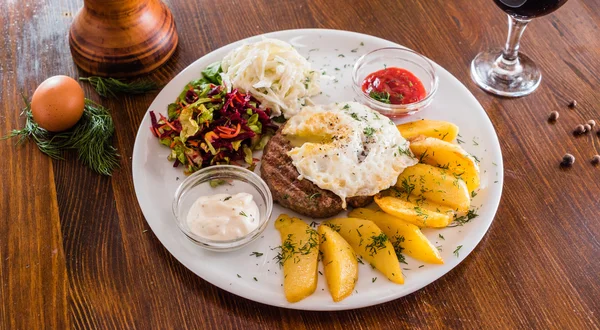 Filete con verduras en el plato — Foto de Stock