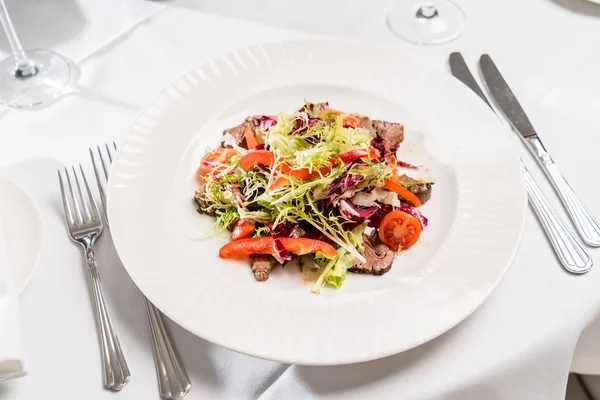 Delicious beef salad — Stock Photo, Image