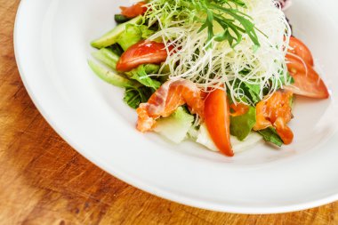lezzetli salata somon ve sebzeler