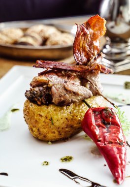 Patates ile kavrulmuş bıldırcın