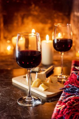 Bir kadeh kırmızı şarap.