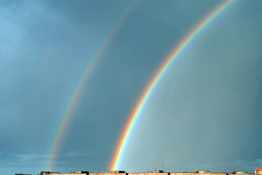 Şehir çatılar üzerinden çift gökkuşağı