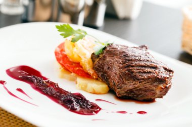 plaka üzerinde sebzeli biftek