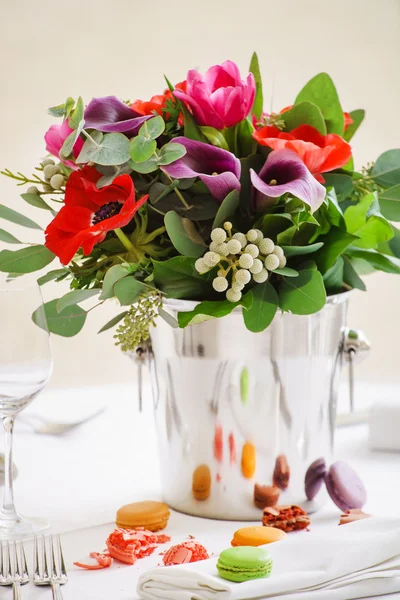 Ostertisch mit Blumen — Stockfoto