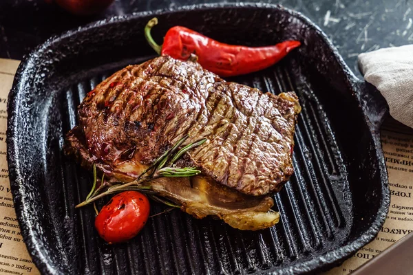 Filete a la parrilla con verduras — Foto de Stock