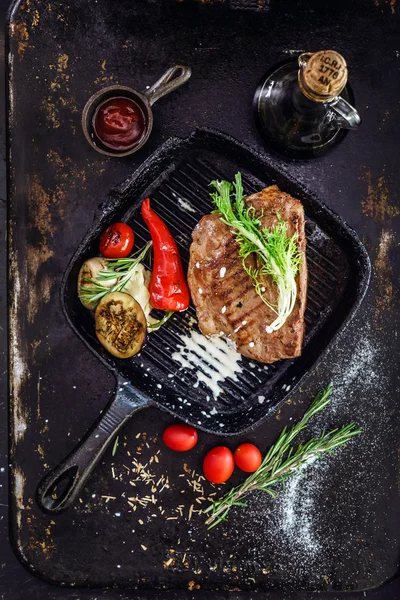 野菜とグリルステーキ — ストック写真