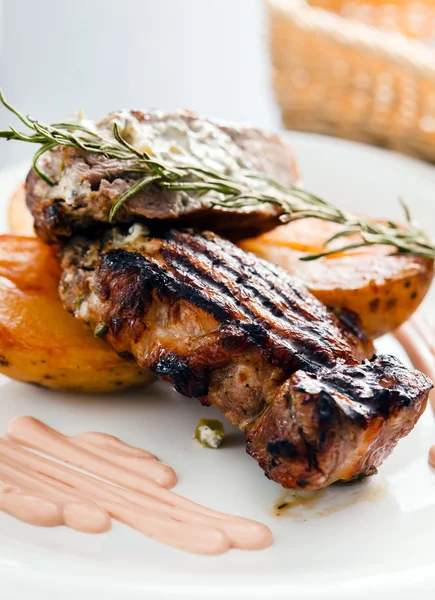 Bife com legumes no prato — Fotografia de Stock