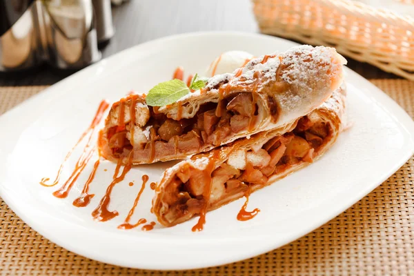 Strudel de manzana con helado —  Fotos de Stock