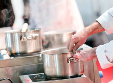 iş yerinde Restoran şefi