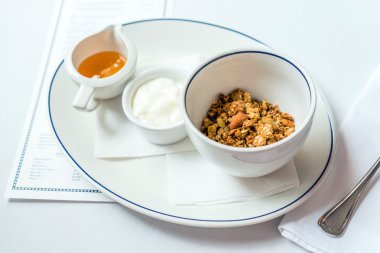 Granola kahvaltı plaka üzerinde