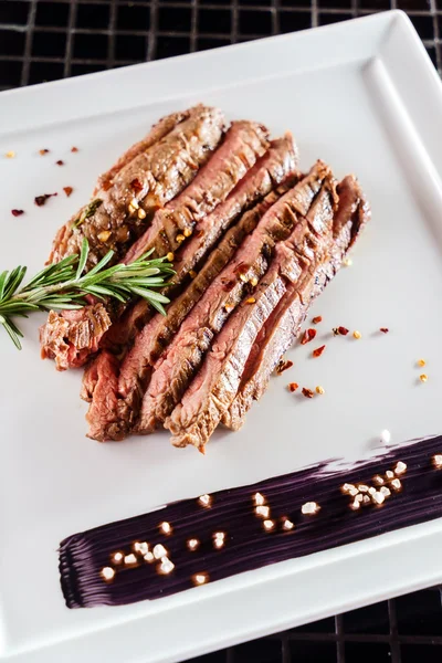 Bife saboroso com molho — Fotografia de Stock