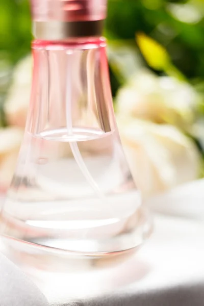 Flasche Parfüm und Rosen — Stockfoto