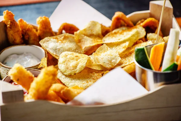 Lanches fritos na mesa — Fotografia de Stock