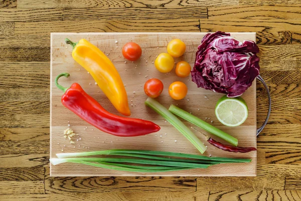 Skärbräda med grönsaker — Stockfoto