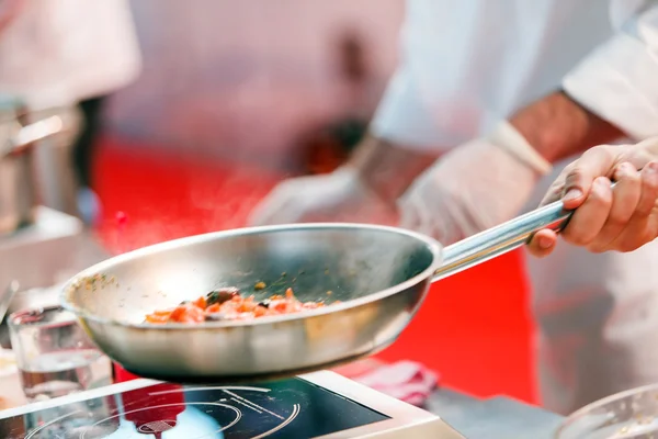 Restaurangkock på jobbet — Stockfoto