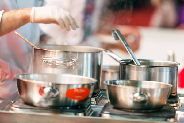 Chef de restaurante en el trabajo — Foto de Stock