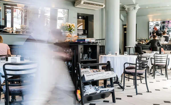 Ober werken in het restaurant — Stockfoto